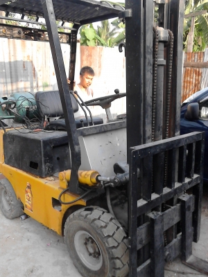 ขายรถโฟร์คลิฟท์ ใช้แก๊ส LPG  ใช้ยกของ  ติดต่อ.081-427-3941