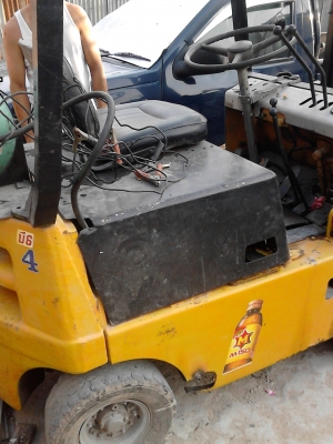 ขายรถโฟร์คลิฟท์ ใช้แก๊ส LPG  ใช้ยกของ  ติดต่อ.081-427-3941