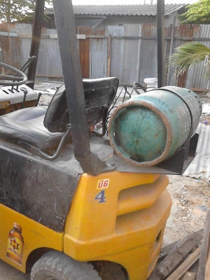 ขายรถโฟร์คลิฟท์ ใช้แก๊ส LPG  ใช้ยกของ  ติดต่อ.081-427-3941