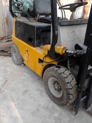 ขายรถโฟร์คลิฟท์ ใช้แก๊ส LPG  ใช้ยกของ  ติดต่อ.081-427-3941
