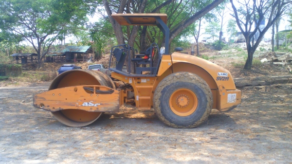 รถบด CASe SV211 เลขไมล์ 3,000 ชั่วโมง รถสวย ชอบราคาเท่าไร ต่อรองกันได้ครับ.