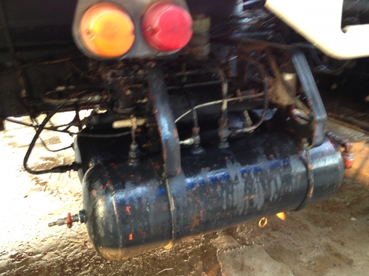 ISUZU ROCKY 165 HP 6BD1 รถหางปลาสิบล้อเพลาเดียว มีหางไฮดรอลิกส์ขึ้นรถเกี่ยวครบพร้อมใช้งาน เครื่องแน่นดีไม่มีเยิ้ม ภายในเก๋งคอนโทรลอยู่ครบไม่มีผุ แอร์เย็น พวงมาลัยเพาเวอร์ เบรคทริ๊ปฟี้ ช่วงล่างคัชซีสวย เอกสารทะเบียนครบพร้อมชุดโอนครบครับ