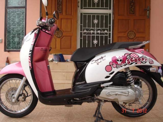 ขายHonda scoopy i ปี 2011 ลาย Vivid me สีชมพูขาว สภาพใหม่มาก รถ 6เดือน โทร.0819858268 ,0800130001