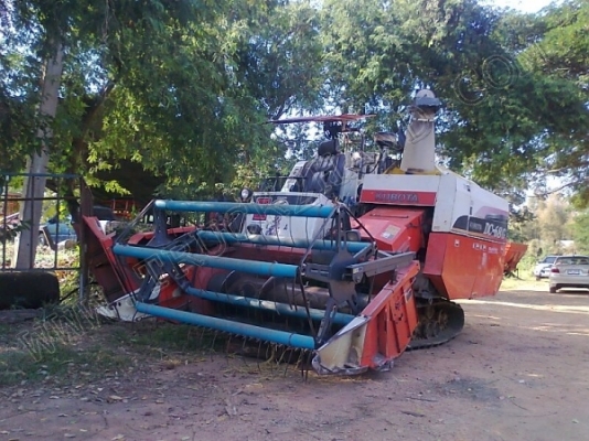 รถเกี่ยวข้าว ยี่ห้อ KUBOTA DC68 G