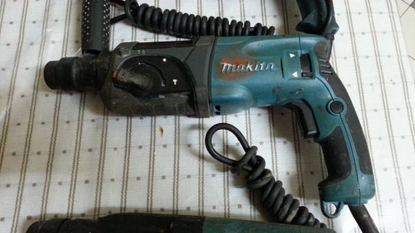 ขายเหมาสว่านไฟฟ้า3ตัวยี่ห้อ  BOSCHกับMAKITAพร้อมใช้งาน