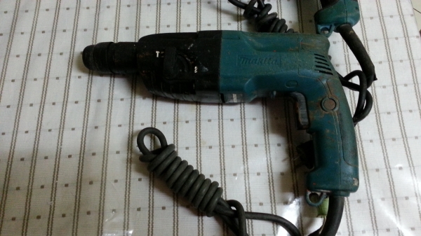 ขายเหมาสว่านไฟฟ้า3ตัวยี่ห้อ  BOSCHกับMAKITAพร้อมใช้งาน