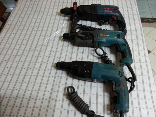 ขายเหมาสว่านไฟฟ้า3ตัวยี่ห้อ  BOSCHกับMAKITAพร้อมใช้งาน