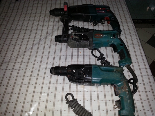 ขายเหมาสว่านไฟฟ้า3ตัวยี่ห้อ  BOSCHกับMAKITAพร้อมใช้งาน