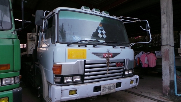 HINO  V10 รถสิบล้อหัวลาก  พร้อมหางพื้นเรียบ 18  ล้อ  เล่มทะเบียนพร้อมโอนค่ะ
