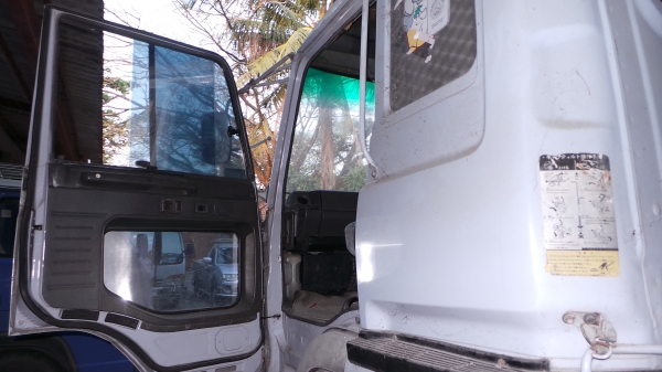 HINO  V10 รถสิบล้อหัวลาก  พร้อมหางพื้นเรียบ 18  ล้อ  เล่มทะเบียนพร้อมโอนค่ะ