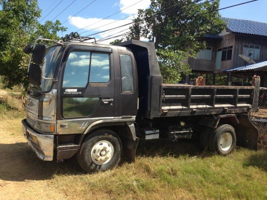 HINO FD 185 HP HO7C หกล้อดั๊มพ์ กระบะดั๊มพ์เหล็ก 6 ตันยาว 3.60 เมตร เครื่องแน่นแรงดีไม่มีเยิ้ม หัวเก๋งบางไม่มีผุสภาพอย่างสวย แอร์ พวงมาลัยเพาเวอร์ ช่วงล่างคัชซีสวยไม่มีดาม ยางยาง 8.25 ขอบ 16 สภาพดี 70\% พร้อมใช้งาน เอกสารเล่มทะเบียนครบพร้อมโอนครับ