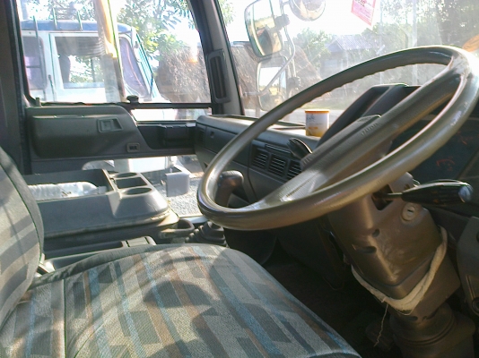 HINO FD 185 HP HO7C หกล้อดั๊มพ์ กระบะดั๊มพ์เหล็ก 6 ตันยาว 3.60 เมตร เครื่องแน่นแรงดีไม่มีเยิ้ม หัวเก๋งบางไม่มีผุสภาพอย่างสวย แอร์ พวงมาลัยเพาเวอร์ ช่วงล่างคัชซีสวยไม่มีดาม ยางยาง 8.25 ขอบ 16 สภาพดี 70\% พร้อมใช้งาน เอกสารเล่มทะเบียนครบพร้อมโอนครับ