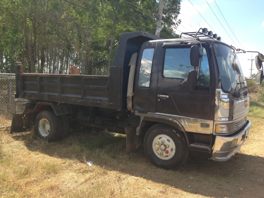 HINO FD 185 HP HO7C หกล้อดั๊มพ์ กระบะดั๊มพ์เหล็ก 6 ตันยาว 3.60 เมตร เครื่องแน่นแรงดีไม่มีเยิ้ม หัวเก๋งบางไม่มีผุสภาพอย่างสวย แอร์ พวงมาลัยเพาเวอร์ ช่วงล่างคัชซีสวยไม่มีดาม ยางยาง 8.25 ขอบ 16 สภาพดี 70\% พร้อมใช้งาน เอกสารเล่มทะเบียนครบพร้อมโอนครับ
