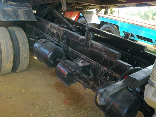 HINO FD 185 HP HO7C หกล้อดั๊มพ์ กระบะดั๊มพ์เหล็ก 6 ตันยาว 3.60 เมตร เครื่องแน่นแรงดีไม่มีเยิ้ม หัวเก๋งบางไม่มีผุสภาพอย่างสวย แอร์ พวงมาลัยเพาเวอร์ ช่วงล่างคัชซีสวยไม่มีดาม ยางยาง 8.25 ขอบ 16 สภาพดี 70\% พร้อมใช้งาน เอกสารเล่มทะเบียนครบพร้อมโอนครับ