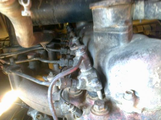 HINO FD 185 HP HO7C หกล้อดั๊มพ์ กระบะดั๊มพ์เหล็ก 6 ตันยาว 3.60 เมตร เครื่องแน่นแรงดีไม่มีเยิ้ม หัวเก๋งบางไม่มีผุสภาพอย่างสวย แอร์ พวงมาลัยเพาเวอร์ ช่วงล่างคัชซีสวยไม่มีดาม ยางยาง 8.25 ขอบ 16 สภาพดี 70\% พร้อมใช้งาน เอกสารเล่มทะเบียนครบพร้อมโอนครับ