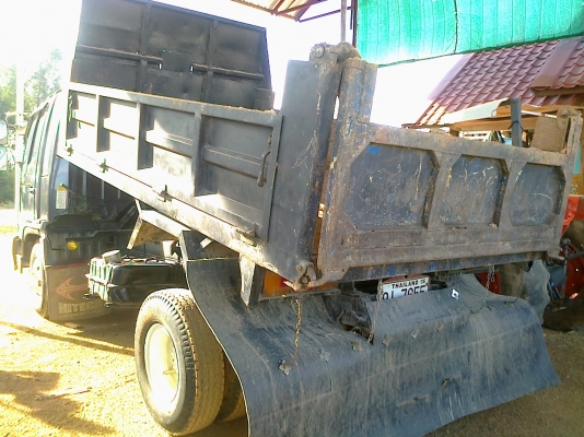 HINO FD 185 HP HO7C หกล้อดั๊มพ์ กระบะดั๊มพ์เหล็ก 6 ตันยาว 3.60 เมตร เครื่องแน่นแรงดีไม่มีเยิ้ม หัวเก๋งบางไม่มีผุสภาพอย่างสวย แอร์ พวงมาลัยเพาเวอร์ ช่วงล่างคัชซีสวยไม่มีดาม ยางยาง 8.25 ขอบ 16 สภาพดี 70\% พร้อมใช้งาน เอกสารเล่มทะเบียนครบพร้อมโอนครับ