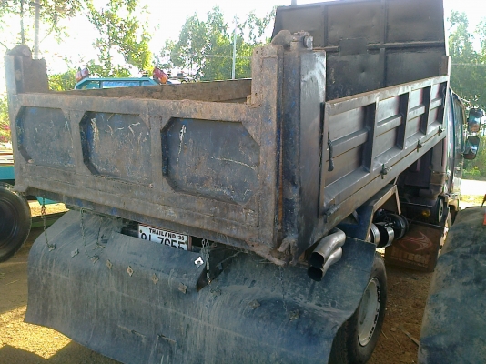 HINO FD 185 HP HO7C หกล้อดั๊มพ์ กระบะดั๊มพ์เหล็ก 6 ตันยาว 3.60 เมตร เครื่องแน่นแรงดีไม่มีเยิ้ม หัวเก๋งบางไม่มีผุสภาพอย่างสวย แอร์ พวงมาลัยเพาเวอร์ ช่วงล่างคัชซีสวยไม่มีดาม ยางยาง 8.25 ขอบ 16 สภาพดี 70\% พร้อมใช้งาน เอกสารเล่มทะเบียนครบพร้อมโอนครับ