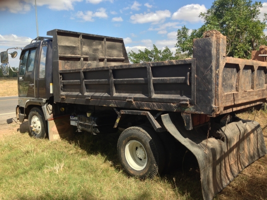 HINO FD 185 HP HO7C หกล้อดั๊มพ์ กระบะดั๊มพ์เหล็ก 6 ตันยาว 3.60 เมตร เครื่องแน่นแรงดีไม่มีเยิ้ม หัวเก๋งบางไม่มีผุสภาพอย่างสวย แอร์ พวงมาลัยเพาเวอร์ ช่วงล่างคัชซีสวยไม่มีดาม ยางยาง 8.25 ขอบ 16 สภาพดี 70\% พร้อมใช้งาน เอกสารเล่มทะเบียนครบพร้อมโอนครับ