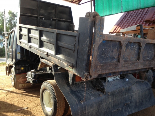 HINO FD 185 HP HO7C หกล้อดั๊มพ์ กระบะดั๊มพ์เหล็ก 6 ตันยาว 3.60 เมตร เครื่องแน่นแรงดีไม่มีเยิ้ม หัวเก๋งบางไม่มีผุสภาพอย่างสวย แอร์ พวงมาลัยเพาเวอร์ ช่วงล่างคัชซีสวยไม่มีดาม ยางยาง 8.25 ขอบ 16 สภาพดี 70\% พร้อมใช้งาน เอกสารเล่มทะเบียนครบพร้อมโอนครับ