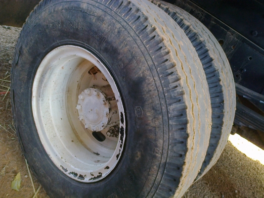 HINO FD 185 HP HO7C หกล้อดั๊มพ์ กระบะดั๊มพ์เหล็ก 6 ตันยาว 3.60 เมตร เครื่องแน่นแรงดีไม่มีเยิ้ม หัวเก๋งบางไม่มีผุสภาพอย่างสวย แอร์ พวงมาลัยเพาเวอร์ ช่วงล่างคัชซีสวยไม่มีดาม ยางยาง 8.25 ขอบ 16 สภาพดี 70\% พร้อมใช้งาน เอกสารเล่มทะเบียนครบพร้อมโอนครับ