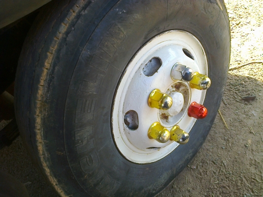 HINO FD 185 HP HO7C หกล้อดั๊มพ์ กระบะดั๊มพ์เหล็ก 6 ตันยาว 3.60 เมตร เครื่องแน่นแรงดีไม่มีเยิ้ม หัวเก๋งบางไม่มีผุสภาพอย่างสวย แอร์ พวงมาลัยเพาเวอร์ ช่วงล่างคัชซีสวยไม่มีดาม ยางยาง 8.25 ขอบ 16 สภาพดี 70\% พร้อมใช้งาน เอกสารเล่มทะเบียนครบพร้อมโอนครับ