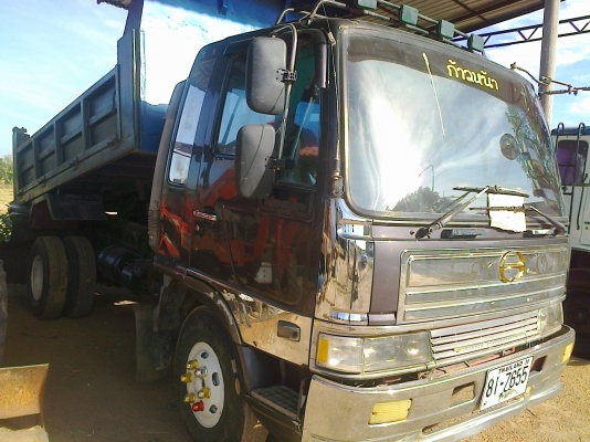 HINO FD 185 HP HO7C หกล้อดั๊มพ์ กระบะดั๊มพ์เหล็ก 6 ตันยาว 3.60 เมตร เครื่องแน่นแรงดีไม่มีเยิ้ม หัวเก๋งบางไม่มีผุสภาพอย่างสวย แอร์ พวงมาลัยเพาเวอร์ ช่วงล่างคัชซีสวยไม่มีดาม ยางยาง 8.25 ขอบ 16 สภาพดี 70\% พร้อมใช้งาน เอกสารเล่มทะเบียนครบพร้อมโอนครับ