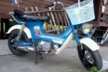 ชาลี สีฟ้าเข้ม ครับ