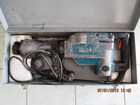 เครื่องสกัดคอนกรีตMakita HM1306 ยกกล่องครับ เครื่องสกัดคอนกรีตMakita HM1306 ยกกล่องครับ