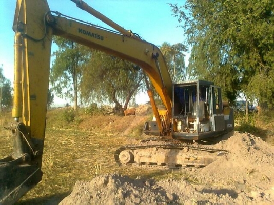 KOMATSU PC 200-3 สภาพดีพร้อมใช้งานได้เลยครับ เครื่องเดิมปั๊มเดิมทำงานดีไม่โหลด ภายในห้องเก๋งครบคอนโทรลยาวบังคับง่าย บูมอาร์มสวย เอวแน่นดี ช่วงล่างโซ่บูทใบแทรกหนาประาณ 60\% พร้อมใช้งานได้เลยครับ เอกสารสัญญาซื้อขาย ราคาต่อรองได้ครับ