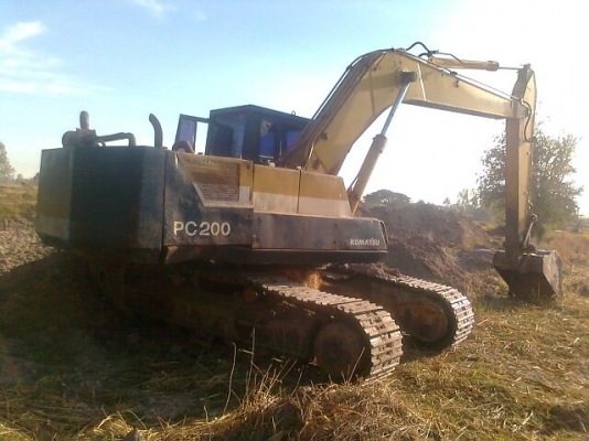 KOMATSU PC 200-3 สภาพดีพร้อมใช้งานได้เลยครับ เครื่องเดิมปั๊มเดิมทำงานดีไม่โหลด ภายในห้องเก๋งครบคอนโทรลยาวบังคับง่าย บูมอาร์มสวย เอวแน่นดี ช่วงล่างโซ่บูทใบแทรกหนาประาณ 60\% พร้อมใช้งานได้เลยครับ เอกสารสัญญาซื้อขาย ราคาต่อรองได้ครับ