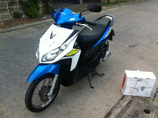 ..ขาย Honda click i สีขาว น้ำเงิน
