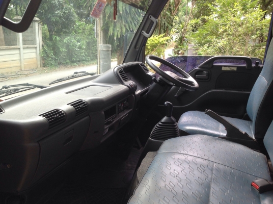 ขาย 6 ล้อ NKR-130 โบว์ รถห้าง ปี 47 ไม่แพงครับ ขาย 6 ล้อ NKR-130 โบว์ รถห้าง ปี 47 ไม่แพงครับ