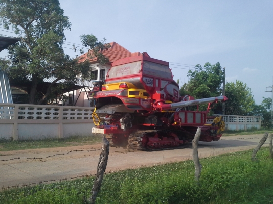 ลดให้แล้วครับ เสร็จแล้วครับ 665000 บ. สนใจมาทดสอบ ค่อยต่อราคากันครับ  KM 49 เดิน 12 HT(comosak) เครื่อง 6HH+turbo (~250 แรง) โซ่ D2  48 ข้อ โรลเลอร์ D2 12 ลูก หน้าเกี่ยว 3 เมตร อุ้มเลด 2.5 ตัน