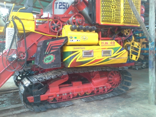 ลดให้แล้วครับ เสร็จแล้วครับ 665000 บ. สนใจมาทดสอบ ค่อยต่อราคากันครับ  KM 49 เดิน 12 HT(comosak) เครื่อง 6HH+turbo (~250 แรง) โซ่ D2  48 ข้อ โรลเลอร์ D2 12 ลูก หน้าเกี่ยว 3 เมตร อุ้มเลด 2.5 ตัน