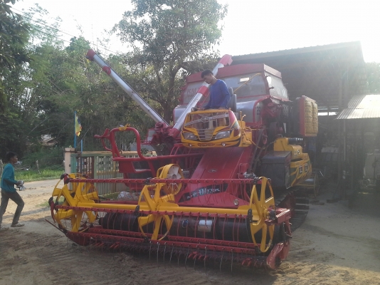 ลดให้แล้วครับ เสร็จแล้วครับ 665000 บ. สนใจมาทดสอบ ค่อยต่อราคากันครับ  KM 49 เดิน 12 HT(comosak) เครื่อง 6HH+turbo (~250 แรง) โซ่ D2  48 ข้อ โรลเลอร์ D2 12 ลูก หน้าเกี่ยว 3 เมตร อุ้มเลด 2.5 ตัน