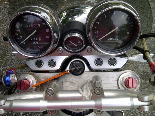 suzuki inazuma 400 ขาตั้งเซนเซอร์ ของแต่งหลายอย่าง สภาพดีพร้อมใช้เลย 68000 ต่อรองได้คับ