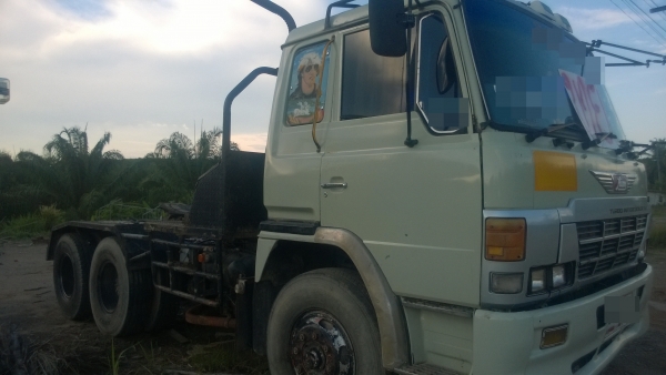 HINO FM221  พร้อมหางสองเพลา (หางไปทำงานค่ะ ไม่มีภาพถ่าย)