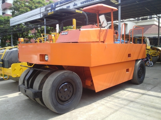 รถบดล้อยาง 9ล้อ SAKAI รุ่น TS200