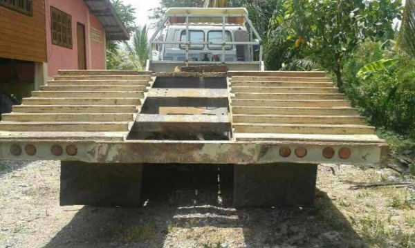 รถอีซูซุ 10 ล้อ ท้ายลาด  210 แรงม้า. สนใจติดต่อ 081 - 6079515