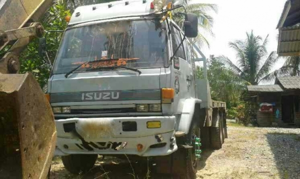 รถอีซูซุ 10 ล้อ ท้ายลาด  210 แรงม้า. สนใจติดต่อ 081 - 6079515