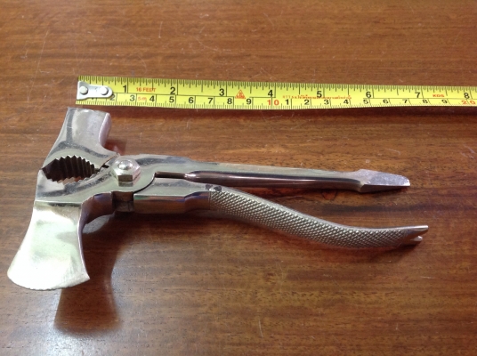 ขายคีม ,คีมตัด, ค้อน, ขวาน, ไขควงในตัวเดียวกัน โบราณของเยอรมัน