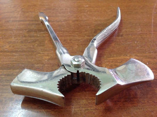 ขายคีม ,คีมตัด, ค้อน, ขวาน, ไขควงในตัวเดียวกัน โบราณของเยอรมัน