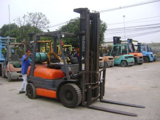 ขายด่วนรถยกแก๊ส 2 ตัน เสายกสูง 6 เมตร ขายด่วนรถยกแก๊ส 2 ตัน เสายกสูง 6 เมตร