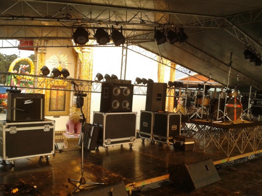 ขายเครื่องดนตรีชุดใหญ่บนเวที