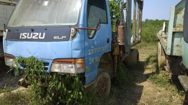 ISUZU 6ล้อเล็ก2เพลา รถยกรถ ติดเครน2.5ตัน ขายตามสภาพ ไม่มีเล่ม (รถลูกผสม)