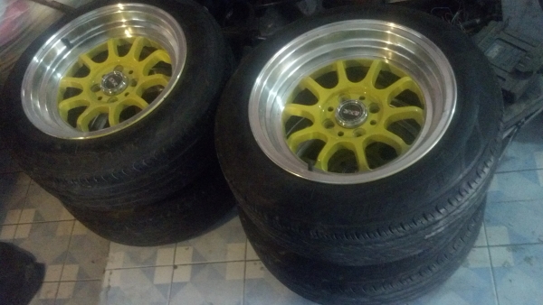 แม็กขอบ 15 กว้าง 8 พร้อมยางปี 13 ราคา 10500