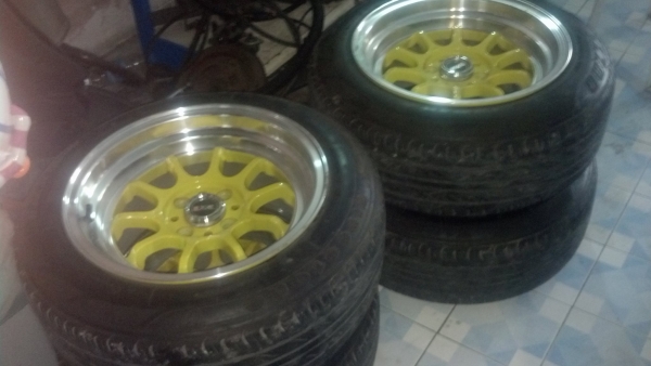 แม็กขอบ 15 กว้าง 8 พร้อมยางปี 13 ราคา 10500