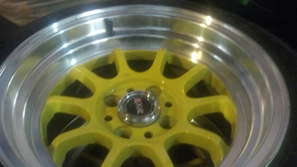 แม็กขอบ 15 กว้าง 8 พร้อมยางปี 13 ราคา 10500