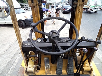 ขายรถยกโตโยต้า 2.5 ตัน  เครื่องเบนซิน กระบอกคู่ เสาสูง 3 เมตร พวงมาลัยเพาเว่อร์  สีเดิมจากนอก นำเข้าจากญี่ปุ่น ใช้งานได้ทันที ราคา180000