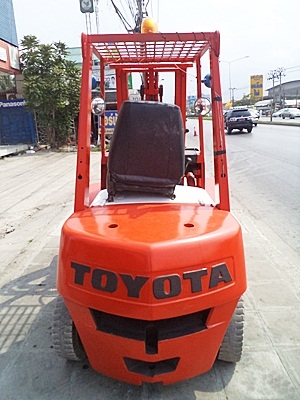 ขายรถยกโตโยต้า 2.5 ตัน เครื่องเบนซิน  งาเทด้ำ เสาสูง 3 เมตร ล้อหน้าคู่   พวงมาลัยเพาเว่อร์  นำเข้าจากญี่ปุ่น ใช้งานได้ทันที ราคา190000